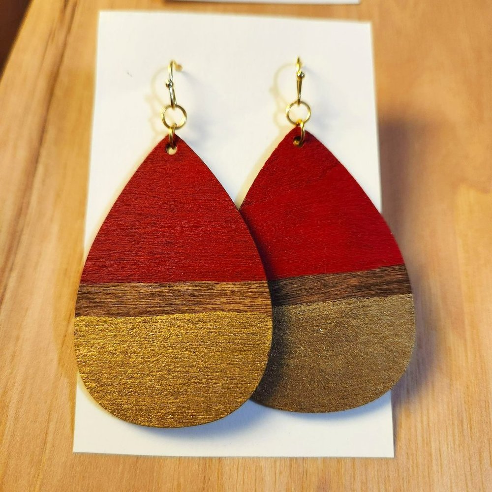 Earrings red gold teardrop wood